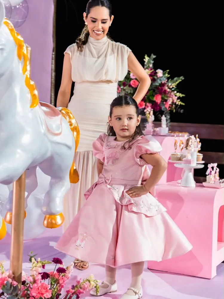 Mãe e filha na festa com vestido rosa bordado Donna Aurora